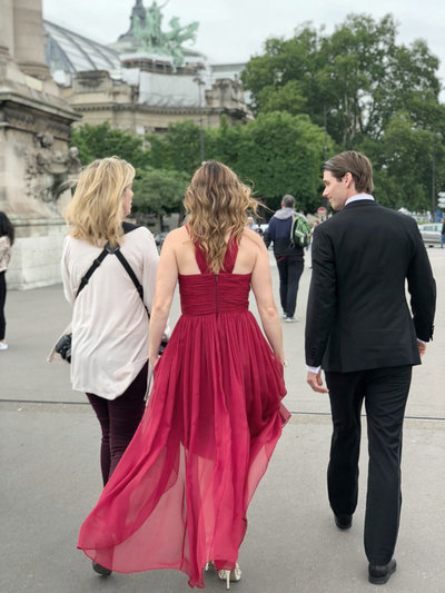 Cari Long walks with couple having a photography session in Paris