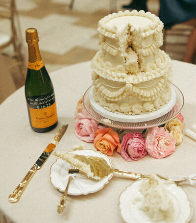 wedding cake photography, documentary detroit wedding photographer, wedding reception photography, editorial grand rapids wedding