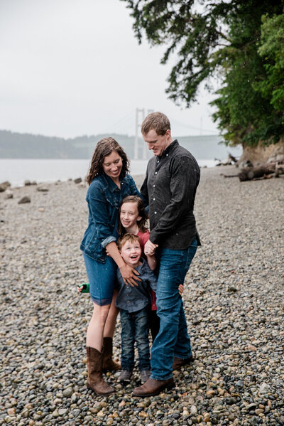 Titlow Beach is a good picture location for families around Tacoma WA denim and jeans family photo outfit color scheme