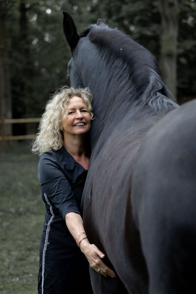 Monique Last en haar paard Jeltsje Fotografie door Dorien Paymans | Studio Ensō Groningen ©