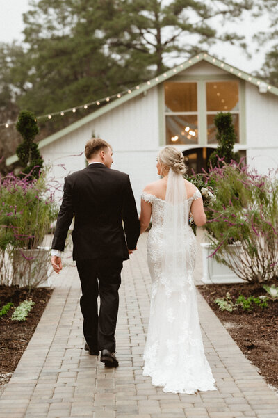 bride and groom at Hewitt Oaks wedding venue