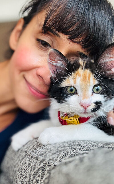 Samira, family photographer of Maë Lans Photography, with her calico kitten named Tango