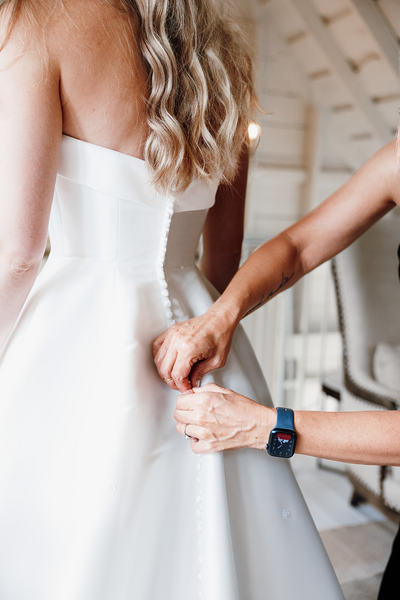 Your go-with-the-flow Minnesota wedding photographer. Real laughs, big love, and true-to-life photos — because forever should feel fun.