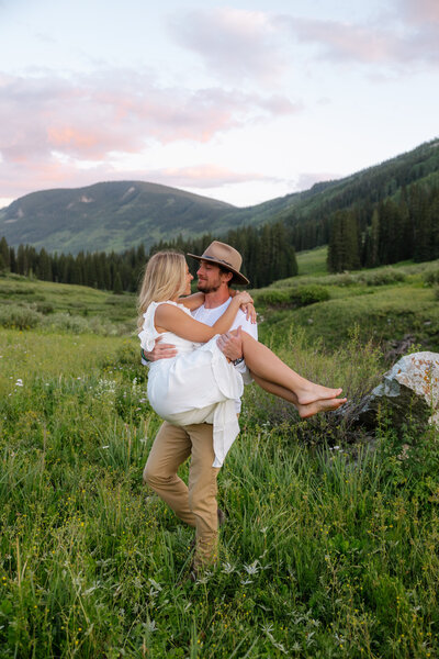 crested butte engagement session couple in the mountains