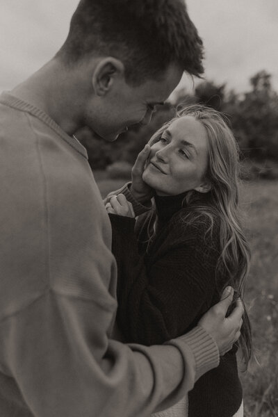 Married couple taking elopement photos at along the North Shore of Minnesota