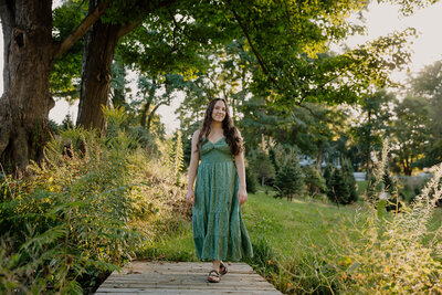Oneonta Senior Portrait photographer, senior girl smiling in field