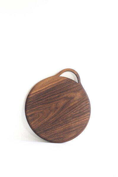 A round shaped walnut board, perfect for cake and charcuterie