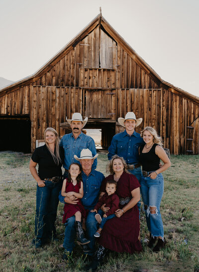Family in the Field | Tori Stanton Photo