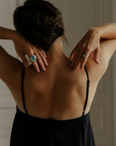 Femme de dos, mains posées sur sa nuque dans une posture d’auto-contact — une invitation à explorer la relation au corps, à la santé et à soi, avec douceur, sur Instagram avec Brigitte.
