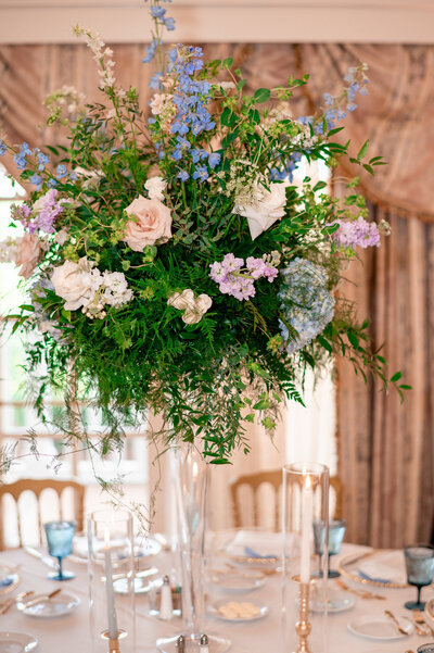 beautiful flower arrangement at wedding 