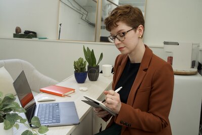 Ashley Laabs creating LinkedIn thought leadership content for execuives