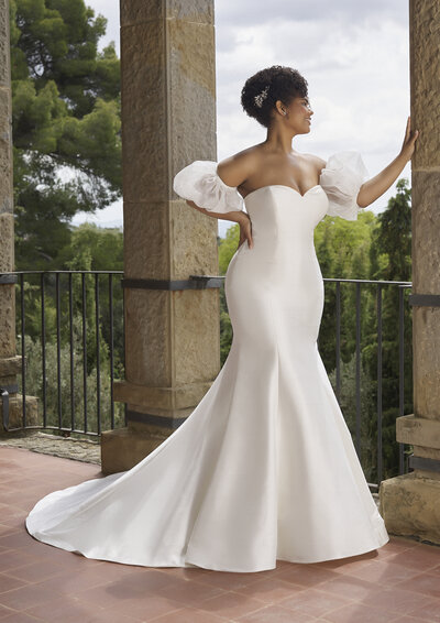 Bride wearing a plain trumpet wedding dress with detachable puff sleeves