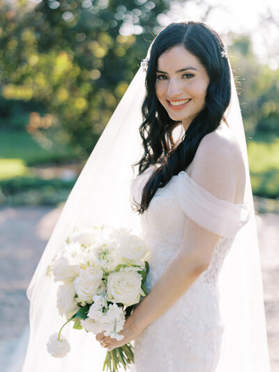 bride holding bouquet 