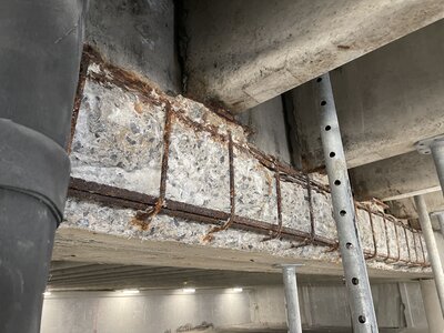 Katodisk beskyttelse er en effektiv metode for å beskjempe korrosjon. Vår avanserte teknologi bidrar til å forlenge levetiden til betongkonstruksjoner ved å forhindre rustskader og reduksjon av bæreevne for betongkonstruksjoner. Lær mer om fordelene, anvendelsesområder og prosessen bak katodisk beskyttelse av betong. Beskytt dine investeringer og miljøet med denne pålitelige metoden for vedlikehold og bevaring av betongkonstruksjoner