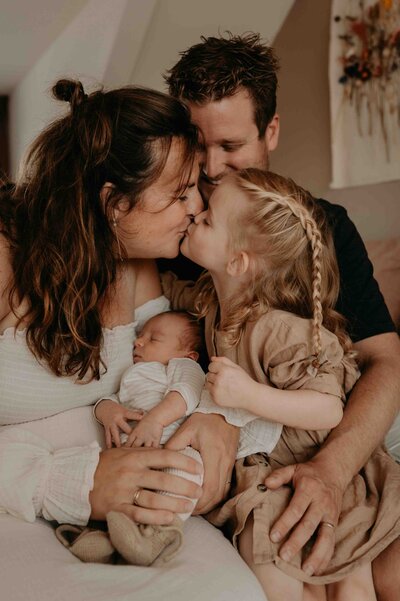gezin tijdens newbornshoot