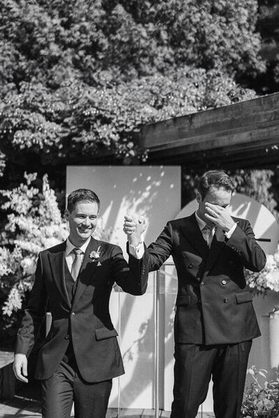 Un couple de mariés heureux lors de la cérémonie de mariage, La Toundra, Montréal.