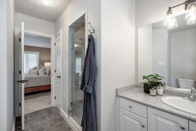 24 Worthington ensuite (2)
