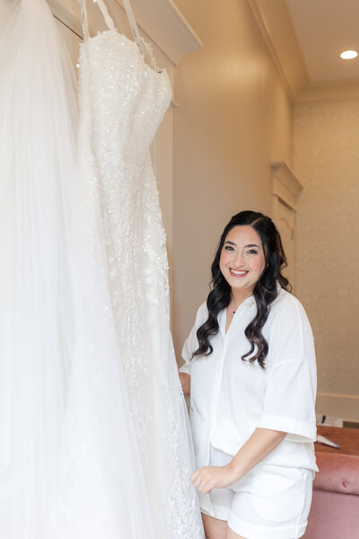 Beautiful Bride Getting ready at Yonah Mountain Vineyards 
