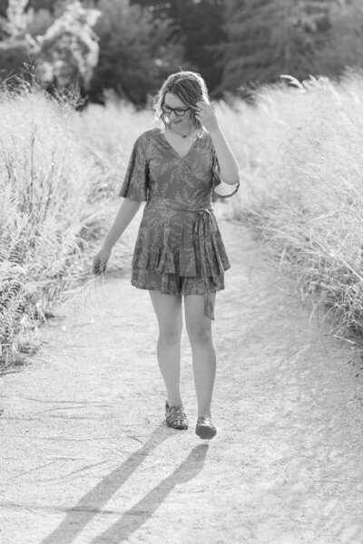 senior-black-and-white-girl