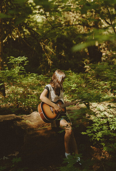 Emily-Noelle-Photo-Spring-Senior-Photos-in-Oregon-guitar-in-woods