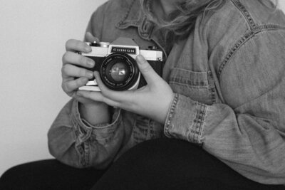 A black and white photo of a vintage Chinon 35mm film camera. 
