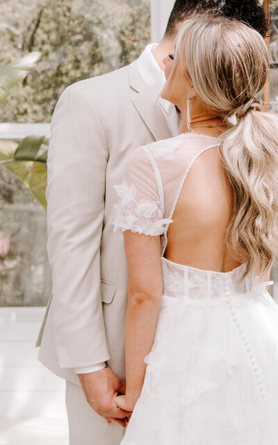 Bright & airy wedding photos at the Iris Aisle conservatory in Winterset, Iowa