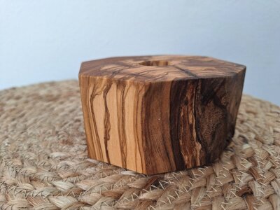 Kerzenhalter aus Olivenholz ein Kunstwerk des Alltags das Ruhe und Wärme in den Raum bringt.