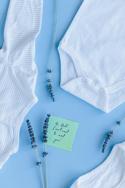 A mom announces she is pregnant with a sticky note that says, "Hi Dad! I can't wait to meet you"