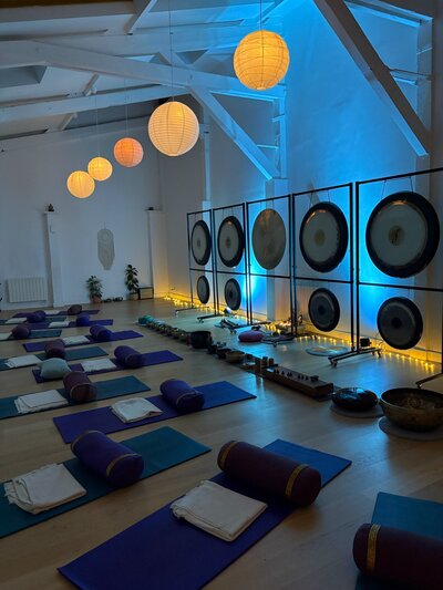 Bain de gongs au studio Marga, Paris