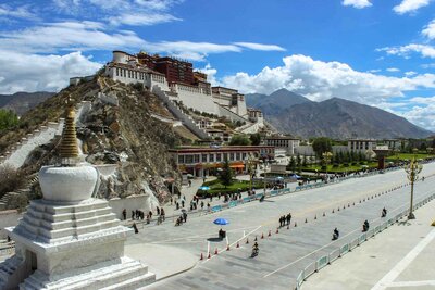 The white walls and golden roofs of the Potala Palace rising above Lhasa, framed by the foothills of the Himalayas ©Stephanie Dosch | theViatrix Tibet Private Luxury Travel