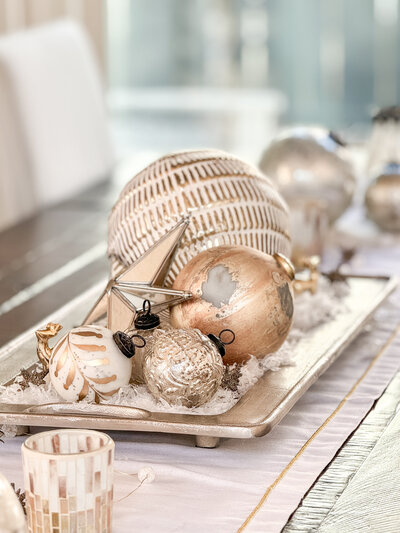 https://static.showit.co/400/2croGQLpSU-DiPNNw6RZMQ/124008/dining_room_christmas_decor_on_table.jpg