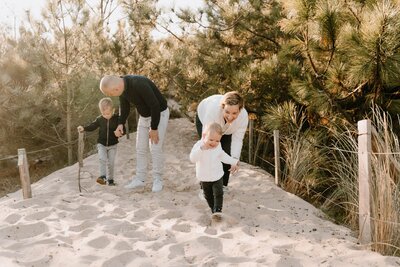 seance-photo-famille-plage-enfants-fratrie-parents-naturelle