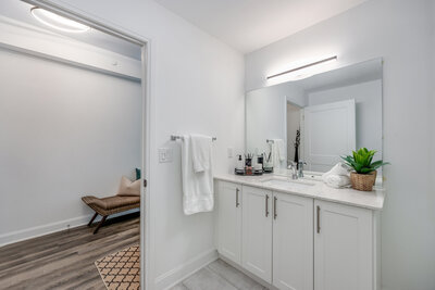427-50 Lakebreeze main bath (2)