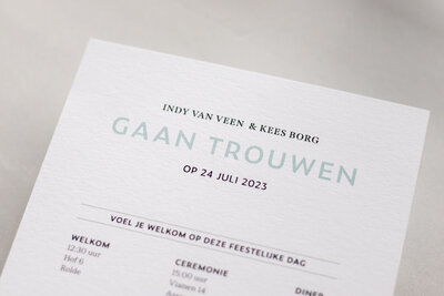 Trouwkaart ontwerp op maat met mintgroene en zwarte letters op wit