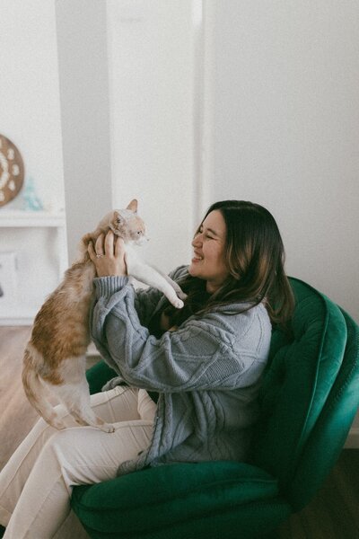 jennifer kahl holding her cat