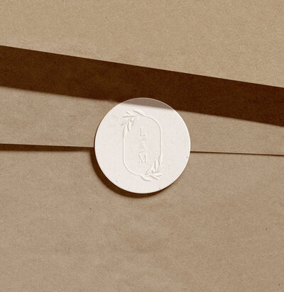 Logo L&M en relief sur un packaging en carton.