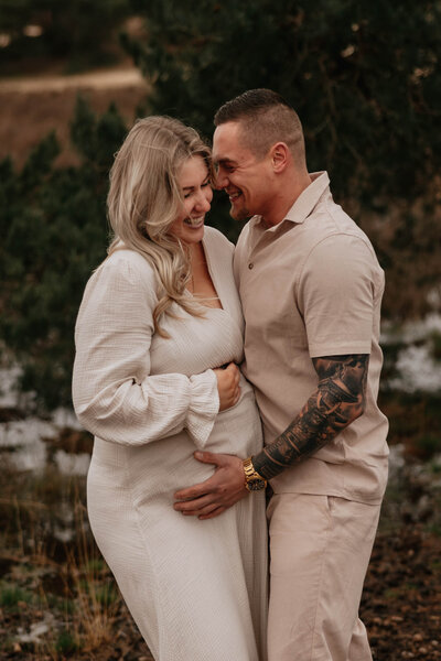 Melissa Boer Fotografie – gespecialiseerd in bruidsfotografie en zwangershapsfotografie, creëert liefdevolle en authentieke foto’s. Zwangerschapsshoot in het bos.
