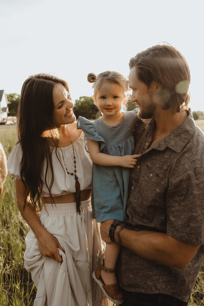 mom-dad-and-little-girl