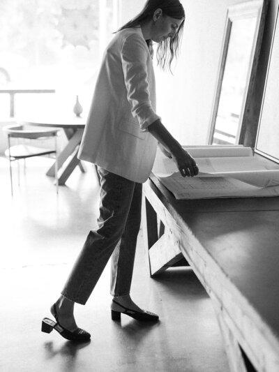 house-franc-emily-lauren-interiors-portrait-ruet-photo-film-gallery-rath-plaster-interior-designer-jeans-linen-blazer-heels-minimal-black-white-austin-texas