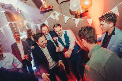 Vang de Energie en Vreugde van Jullie Feest