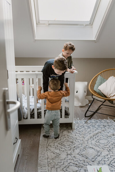 gezinsfoto thuis drie kinderen op de slaapkamer lachen 