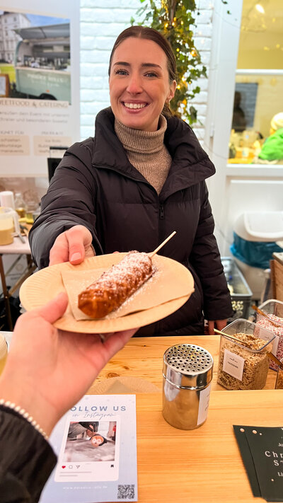 Nicole von Paradice Rolls reicht frische Waffel am Stiel beim Weihnachtsfeier-Catering in Köln