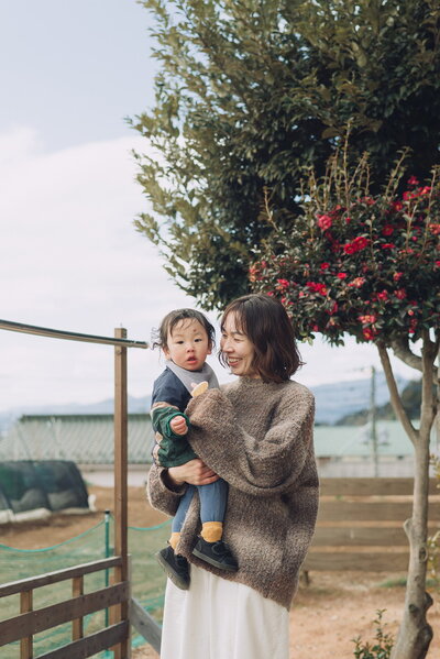 ママが子供を抱っこしながら微笑む優しい写真