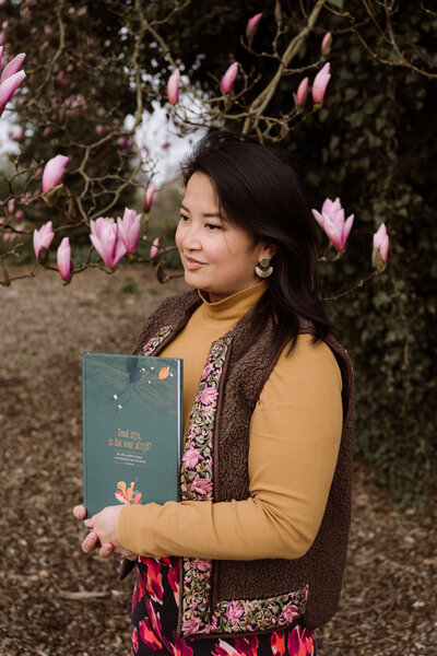 Brandig shoot - De laatste Vaart - Portret foto buiten bij bloesemboom. 