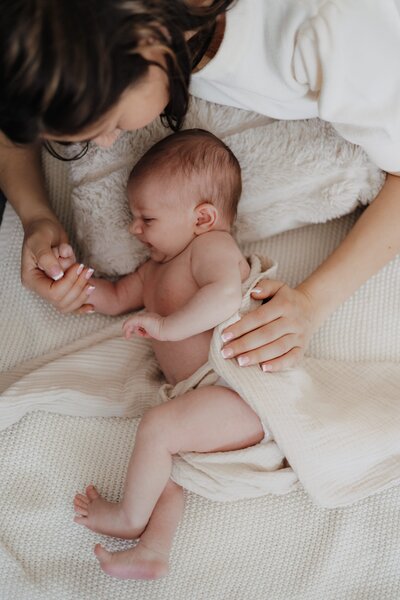 Bild von oben von einem Baby und der Mutter im Bett