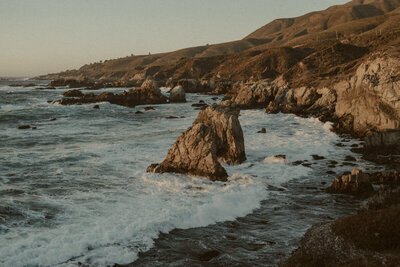 big sur elopement photographer takes a photo of the big sur coastline in california