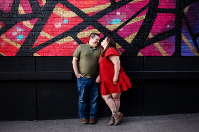 st-louis-mini-sessions-couple-in-front-of-mural-wall