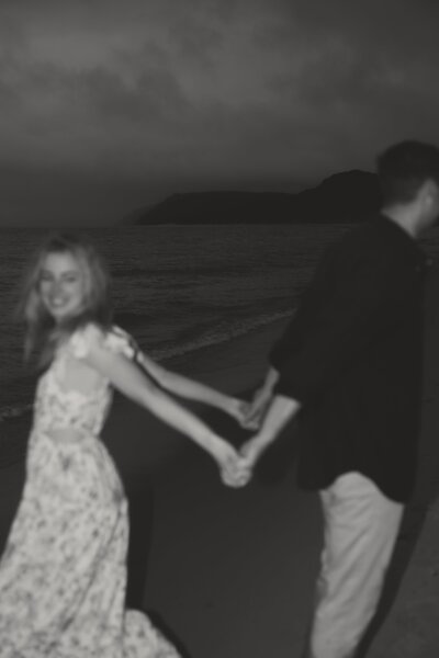 black and white couples photos at beach in Michigan
