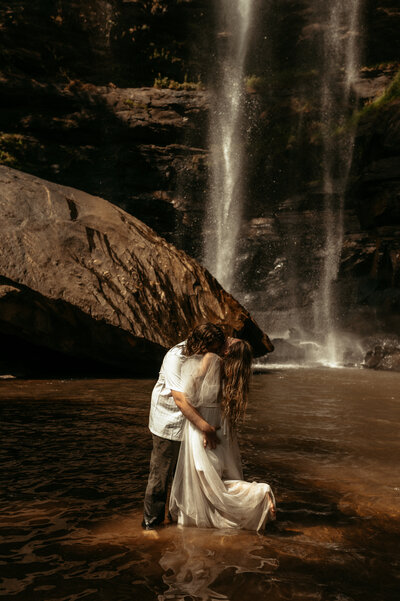 Couple  leaning in for a kiss at their Hattiesburg Mississippi engagement.