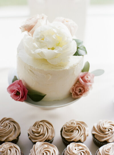 Springfield-Manor-wedding-florist-Sweet-Blossoms-cake-flowers-Lisa-Blume-Photography